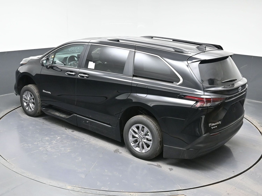 Black Toyota Sienna image number 24