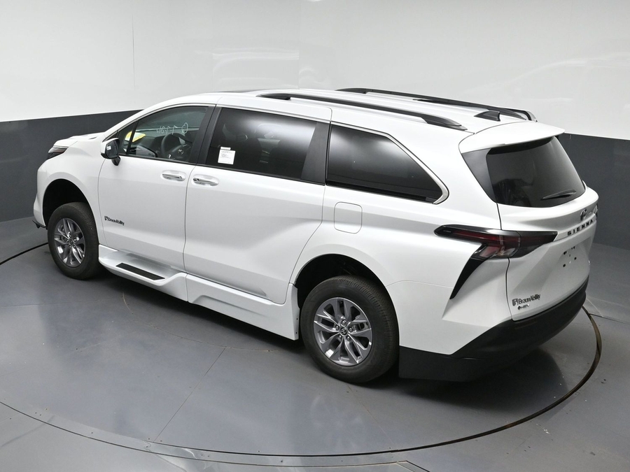 White Toyota Sienna image number 13