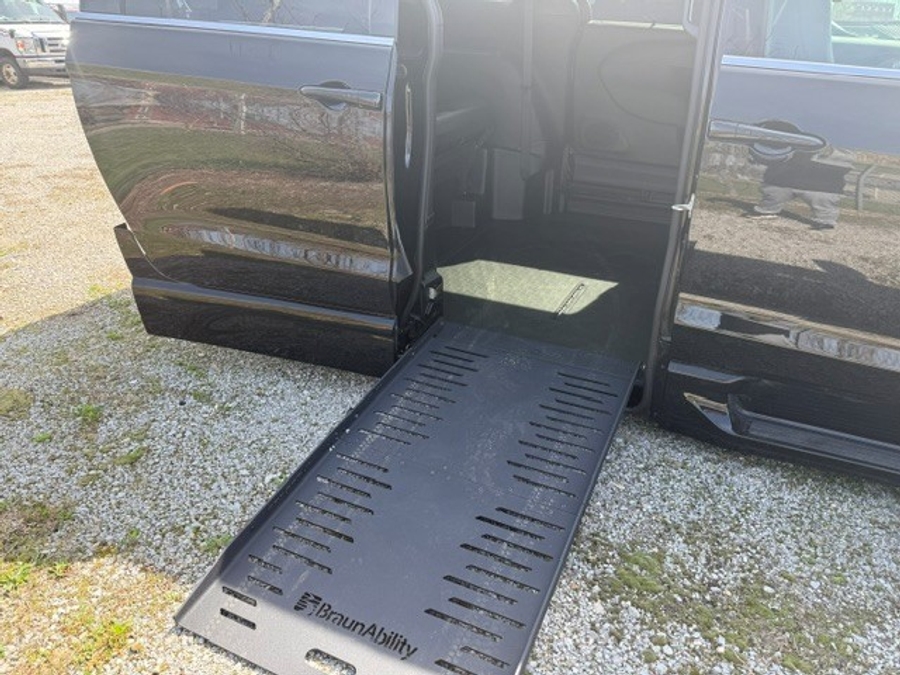 Número de imagen Chrysler Pacifica negro 9