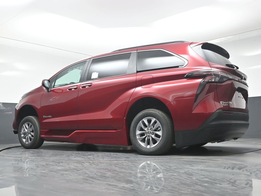 New 2026 Toyota Sienna Hybrid XLE Base - BraunAbility Side Entry In Floor Automatic Ramp