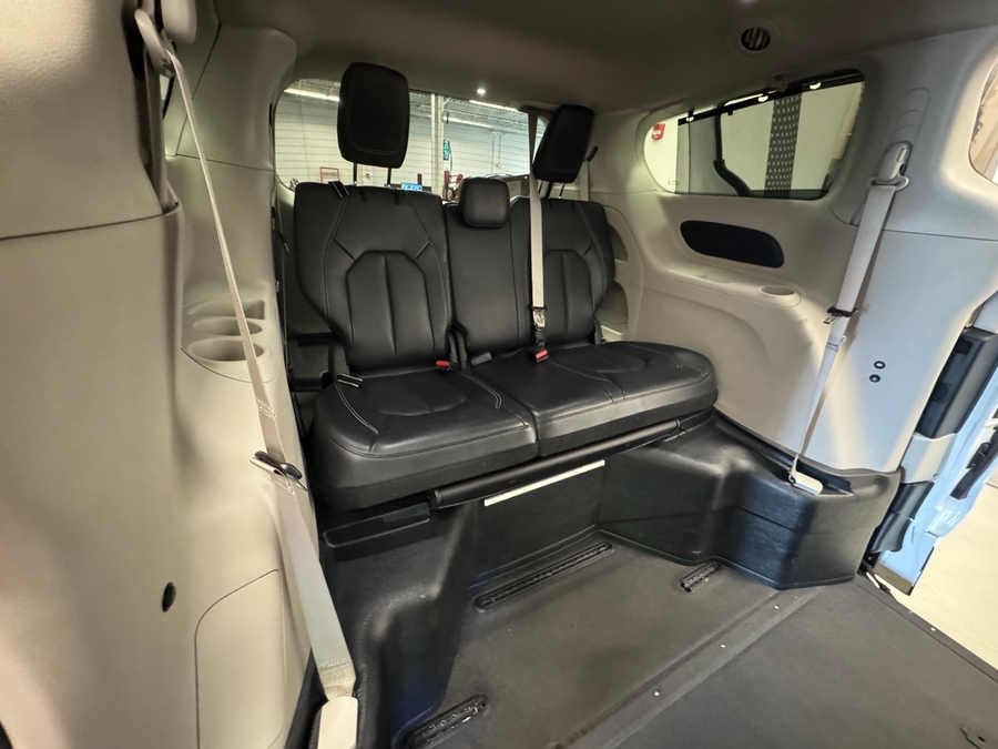 2022 Chrysler Pacifica Touring L - Photo 2