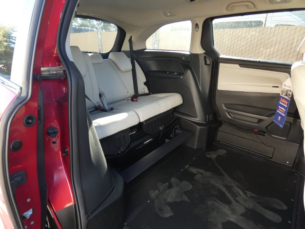 Red Honda Odyssey image number 16