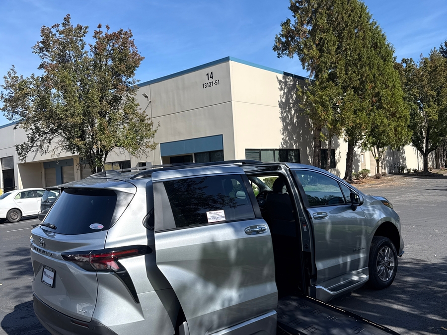 Used 2025 Toyota Sienna Hybrid XLE Plus - BraunAbility Side Entry Fold Out Automatic Ramp