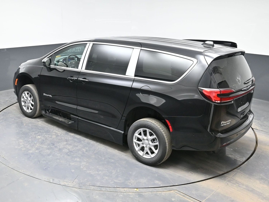 Black Chrysler Pacifica image number 24