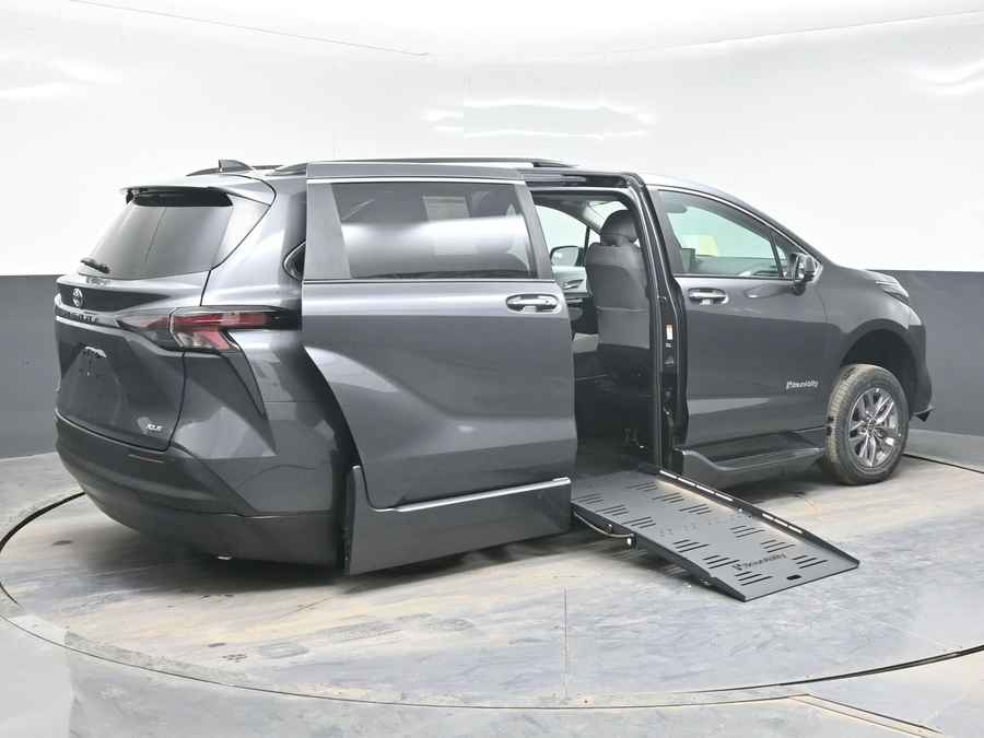 Grey Toyota Sienna image number 6