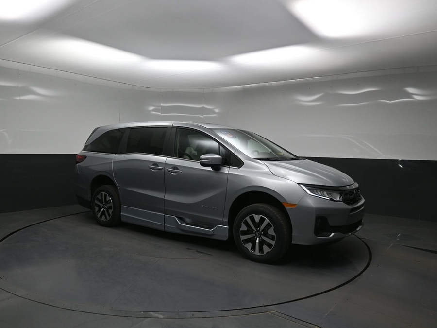 Silver Honda Odyssey image number 14