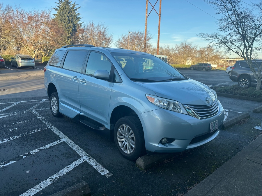 Used 2015 Toyota Sienna XLE - VMI Side Entry Entry In Floor Automatic Ramp
