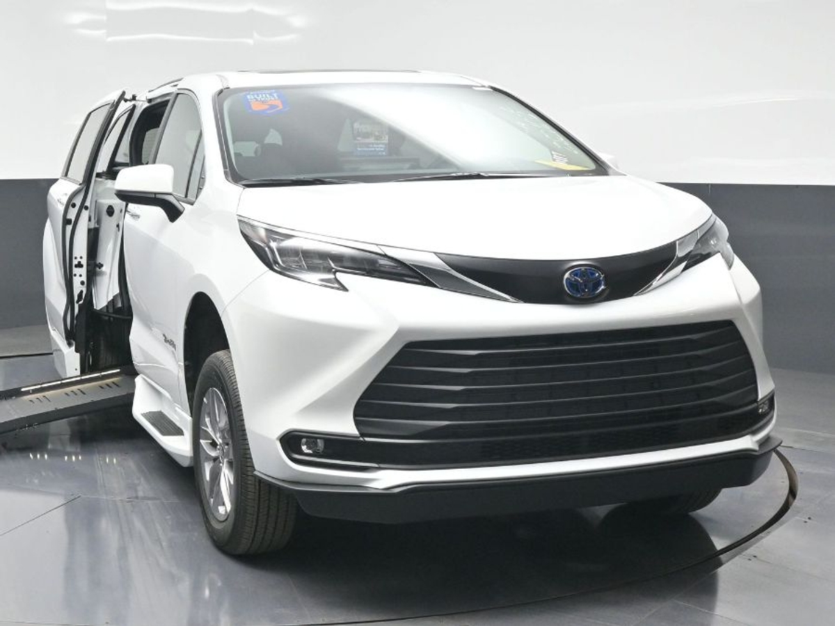 2025 TOYOTA SIENNA - Image 3