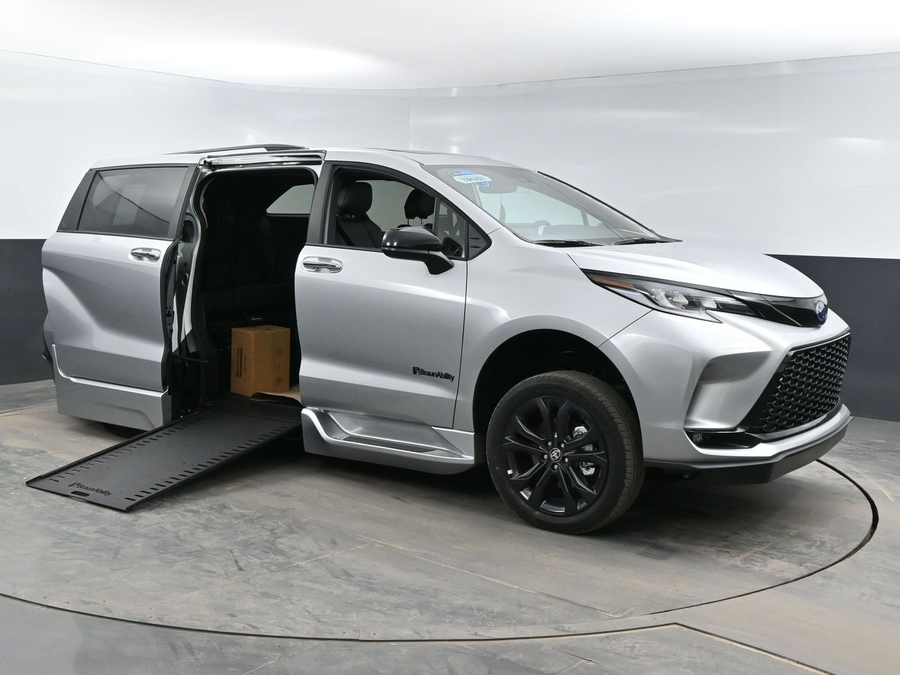 New 2025 Toyota Sienna Hybrid XSE Sport - BraunAbility Side Entry Entry In Floor Automatic Ramp