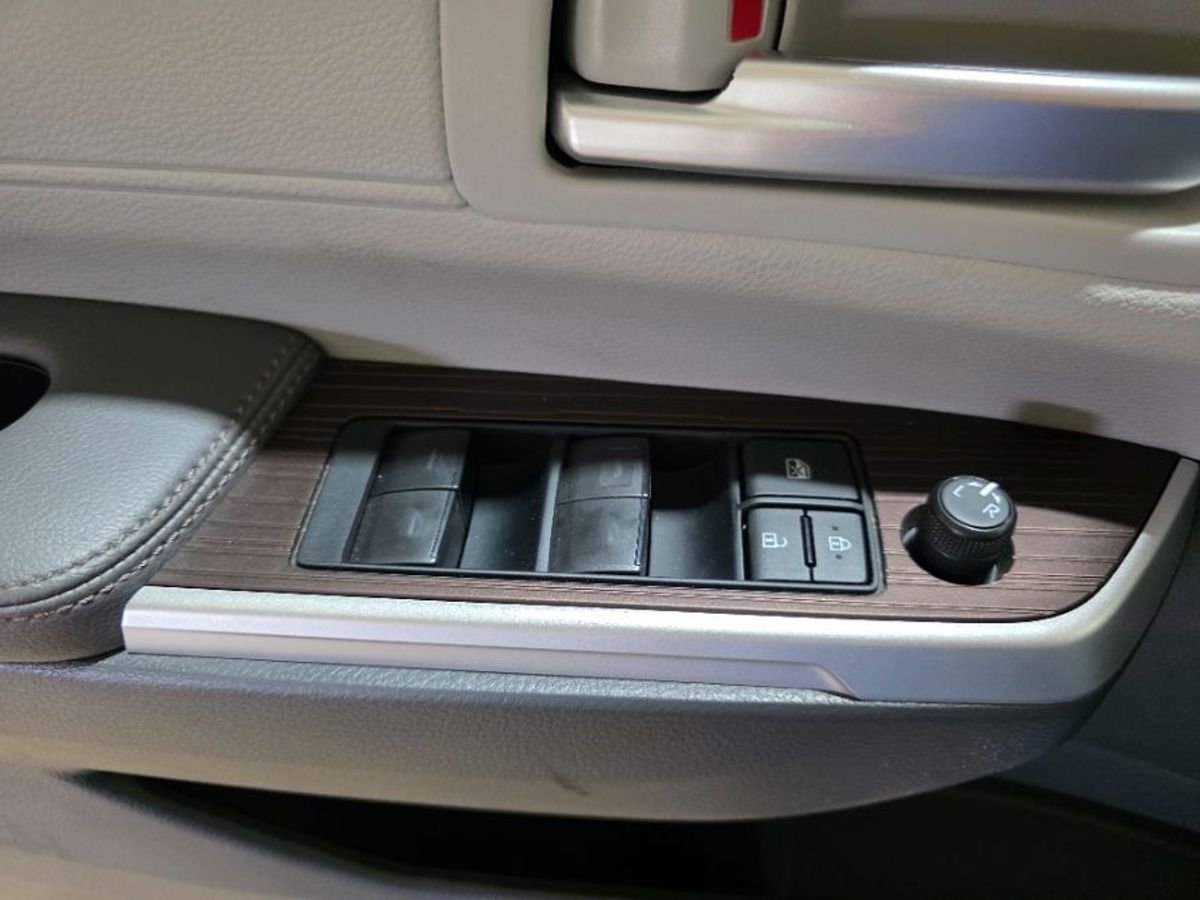 Grey Toyota Sienna image number 24