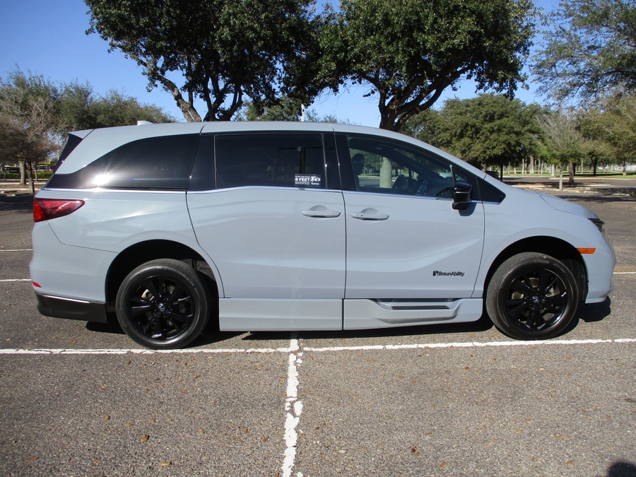Used 2023 Honda Odyssey Sport - BraunAbility Side Entry Entry In Floor Automatic Ramp