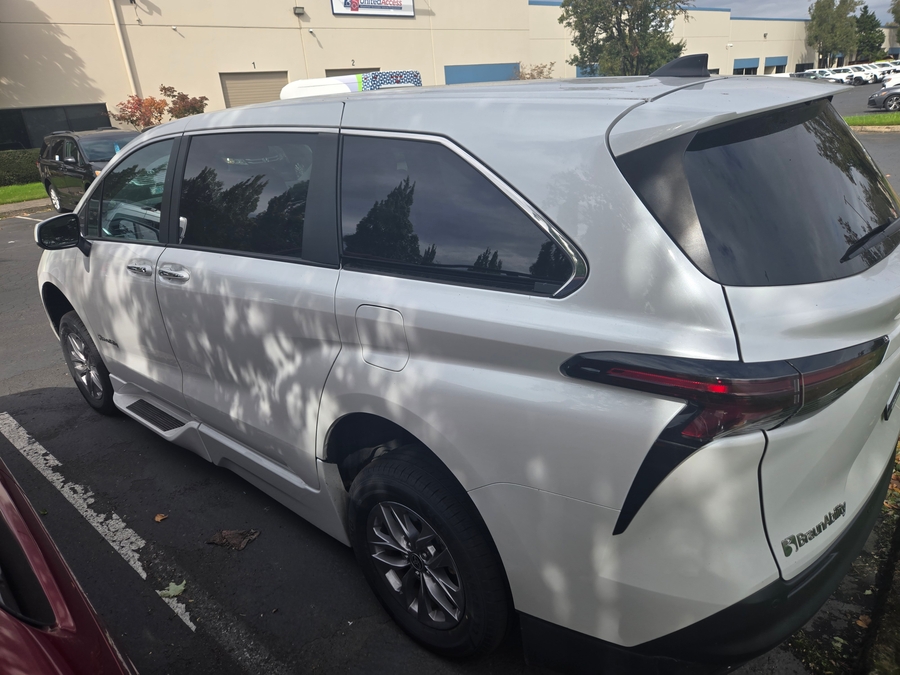 Used 2024 Toyota Sienna Hybrid XLE Base - BraunAbility Side Entry In Floor Automatic Ramp