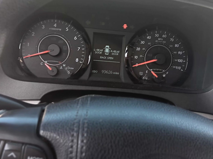 Silver Toyota Sienna image number 5