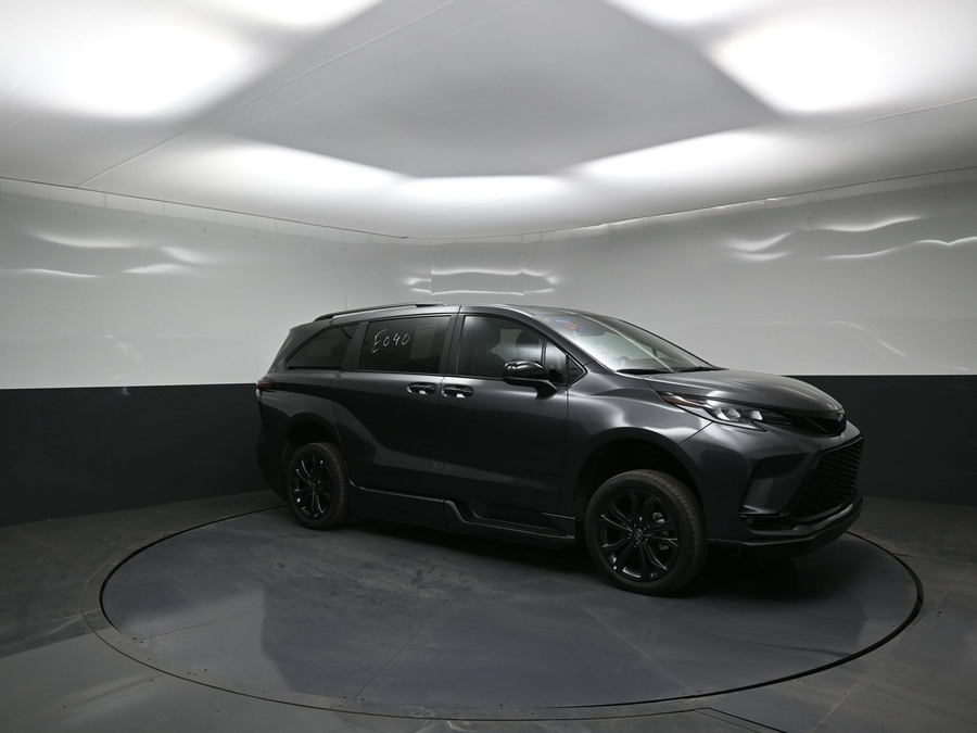 New 2025 Toyota Sienna Hybrid XSE Sport - BraunAbility Side Entry Entry In Floor Automatic Ramp