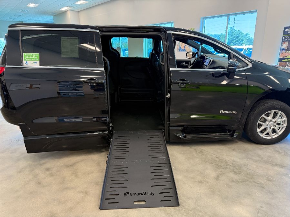 Black Chrysler Pacifica image number 8