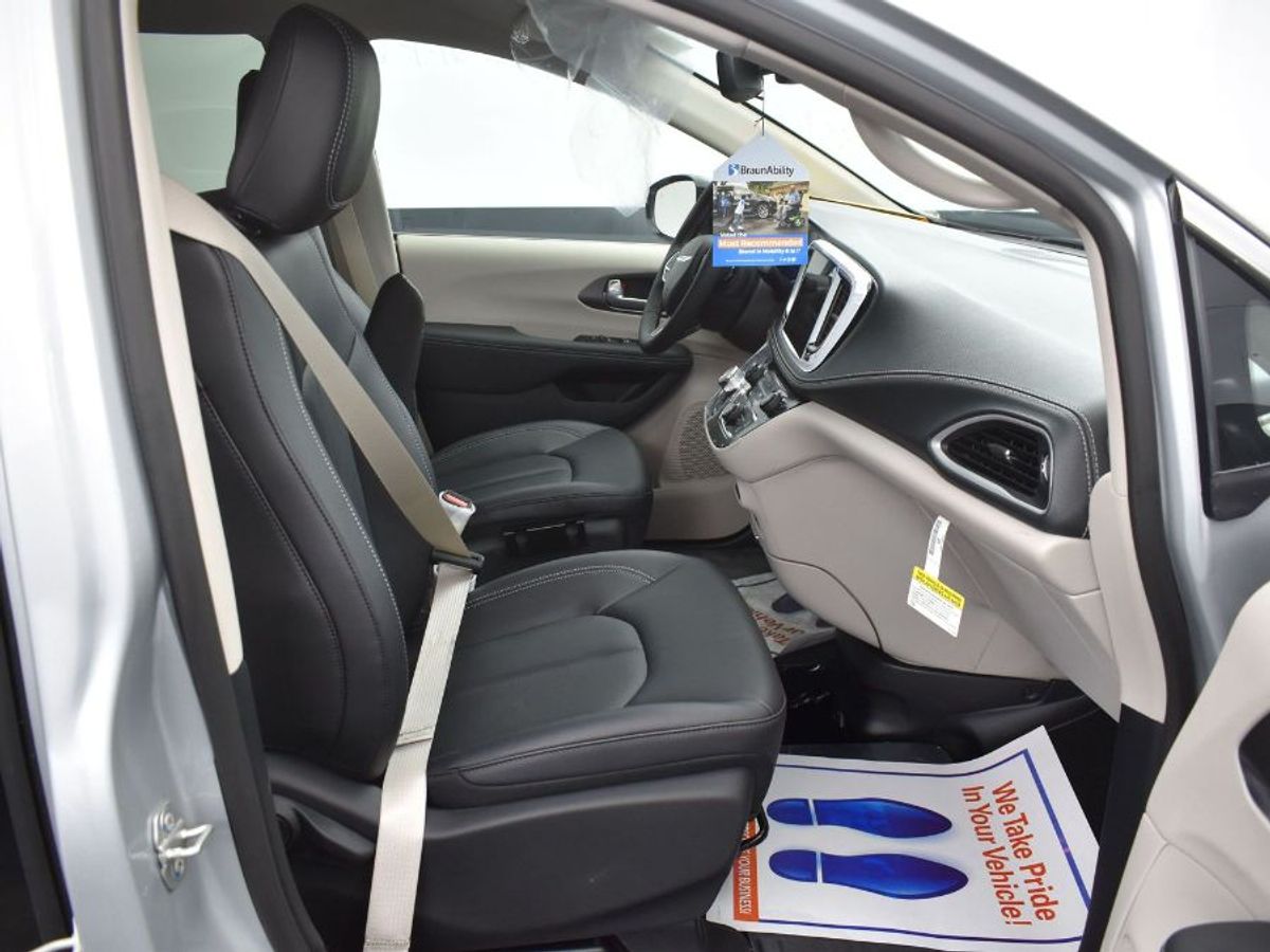 Silver Chrysler Pacifica image number 1