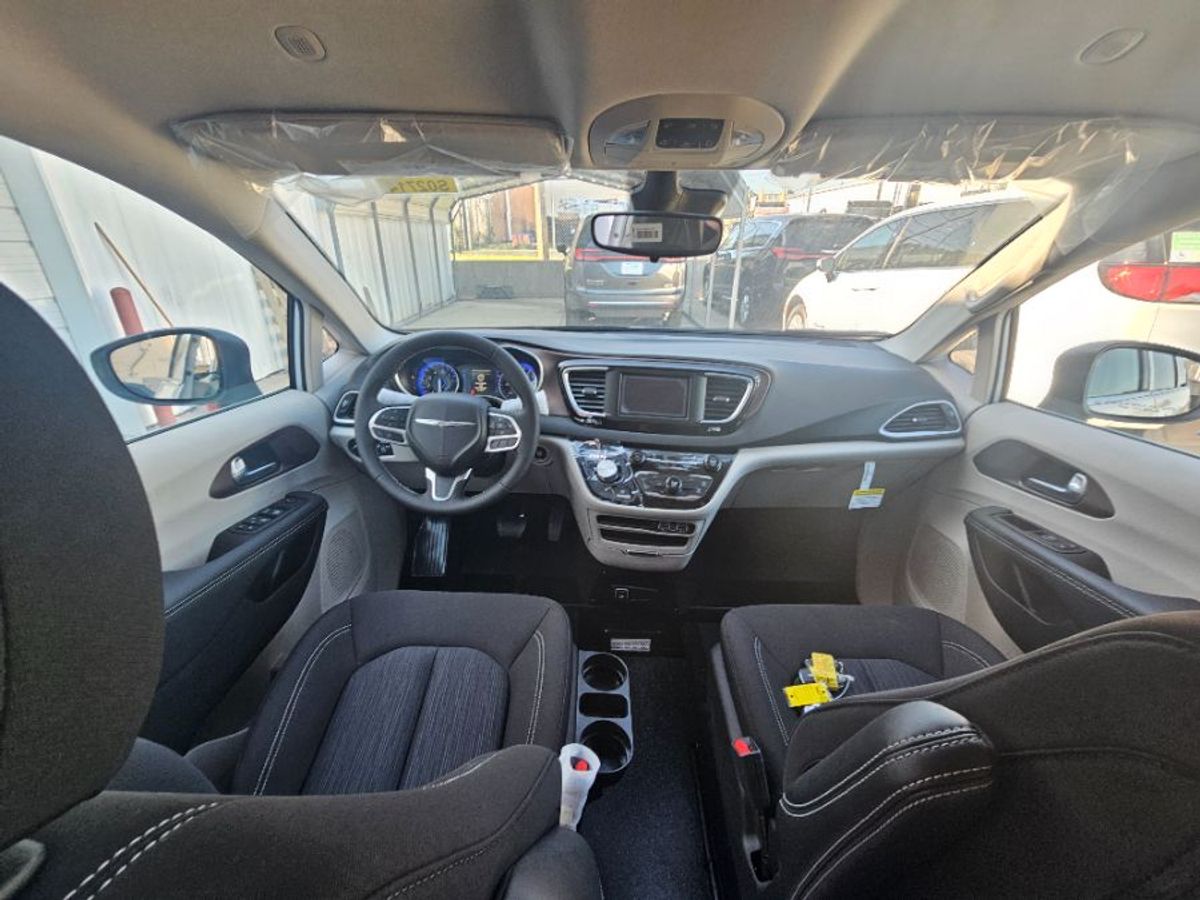 2024 CHRYSLER VOYAGER - Image 10