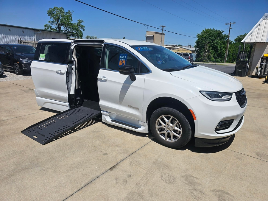 White Chrysler Pacifica image number 7