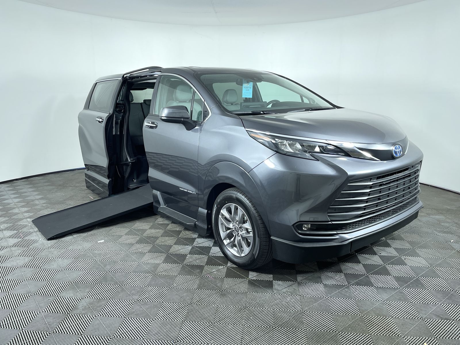 2025 Toyota Sienna FWD XLE Plus