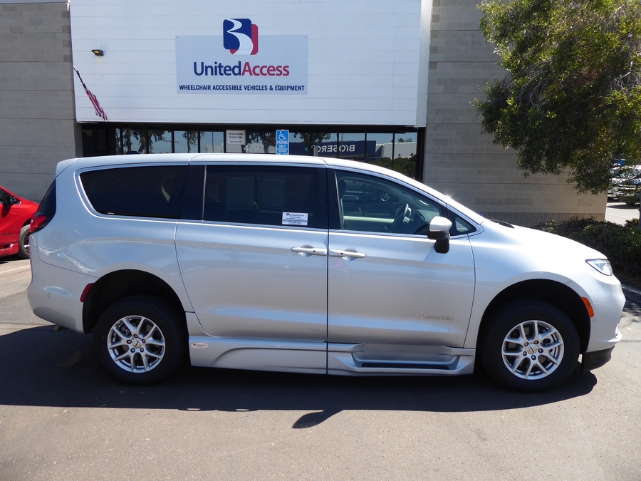 2023 Chrysler Pacifica Touring L - Photo 13