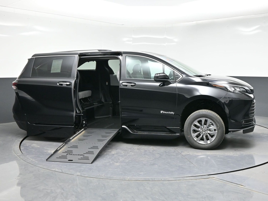 New 2026 Toyota Sienna Hybrid XLE Base - BraunAbility Side Entry Entry Fold Out Automatic Ramp
