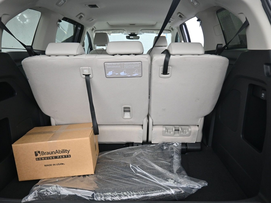 Grey Honda Odyssey image number 21