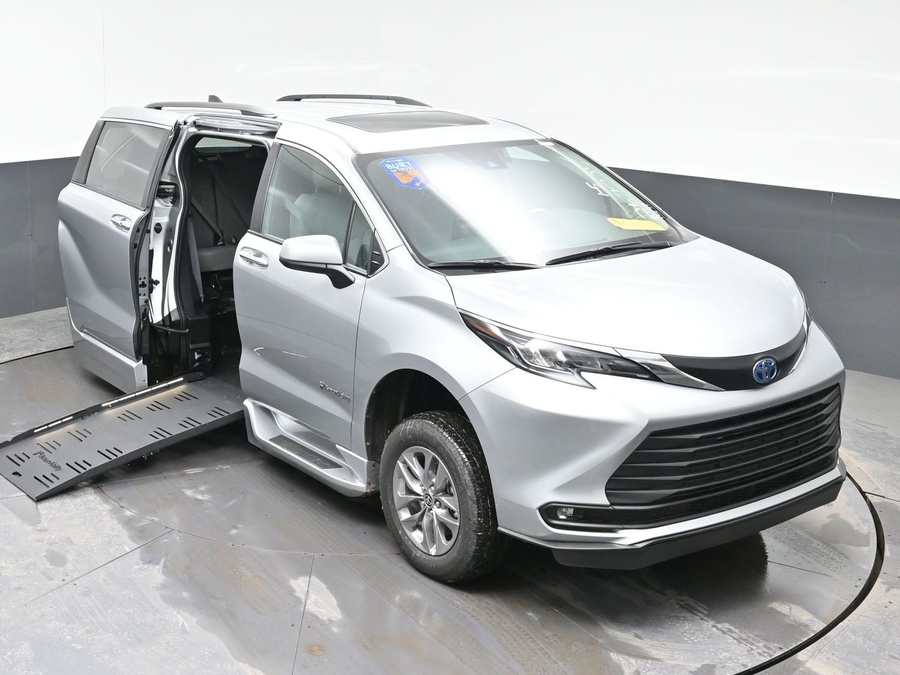 New 2025 Toyota Sienna Hybrid XLE Plus - BraunAbility Side Entry Entry Fold Out Automatic Ramp