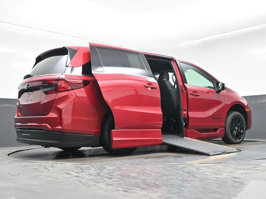 Red Honda Odyssey image number 18