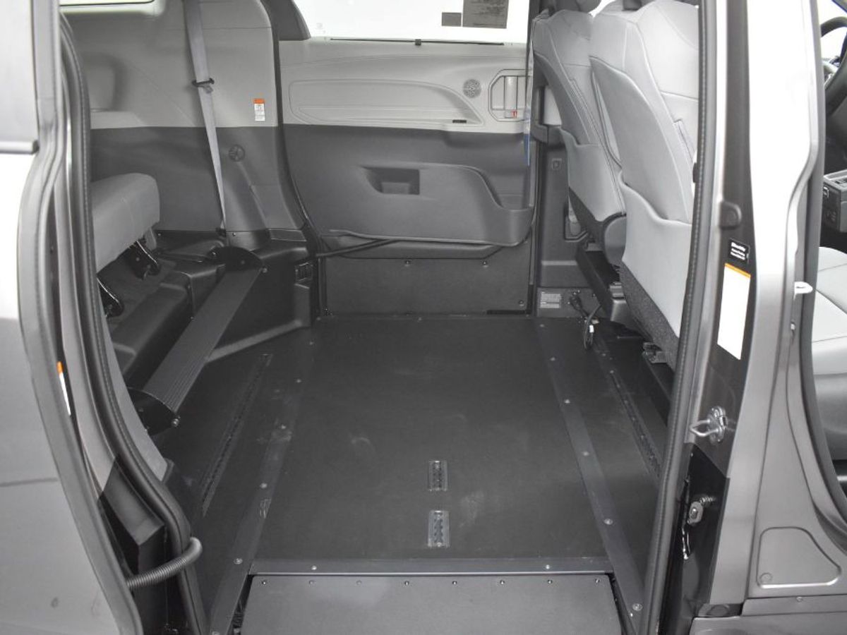 Grey Toyota Sienna image number 19