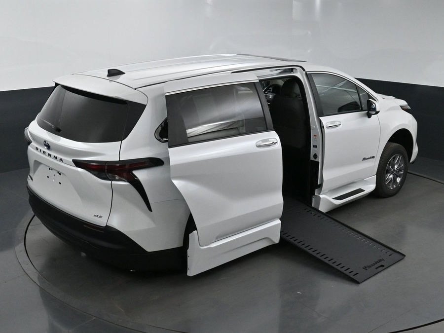 New 2025 Toyota Sienna Hybrid XLE Base - BraunAbility Side Entry Entry In Floor Automatic Ramp