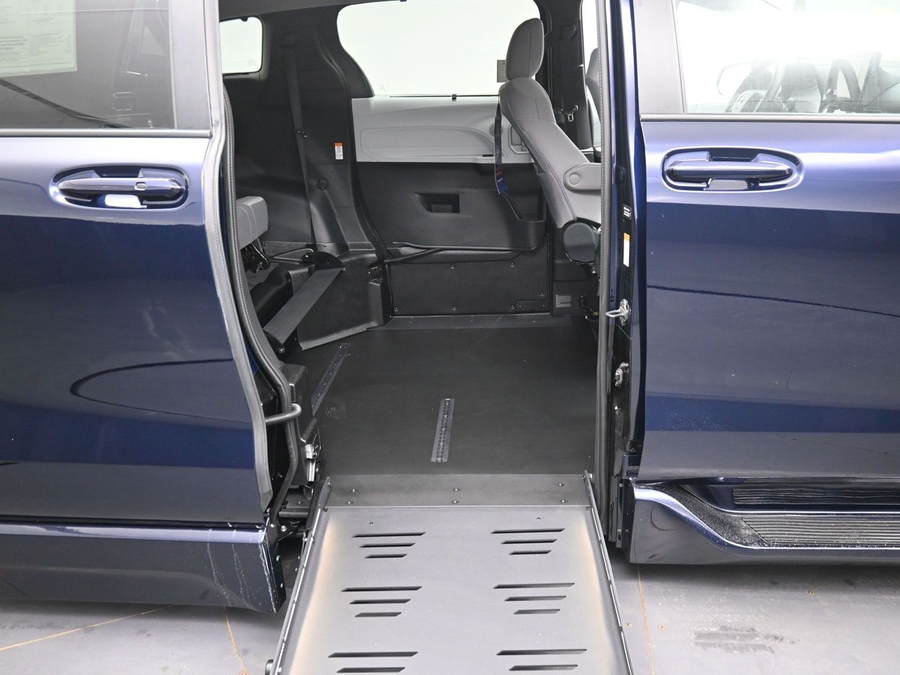 New 2026 Toyota Sienna Hybrid LE - BraunAbility Side Entry Fold Out Automatic Ramp