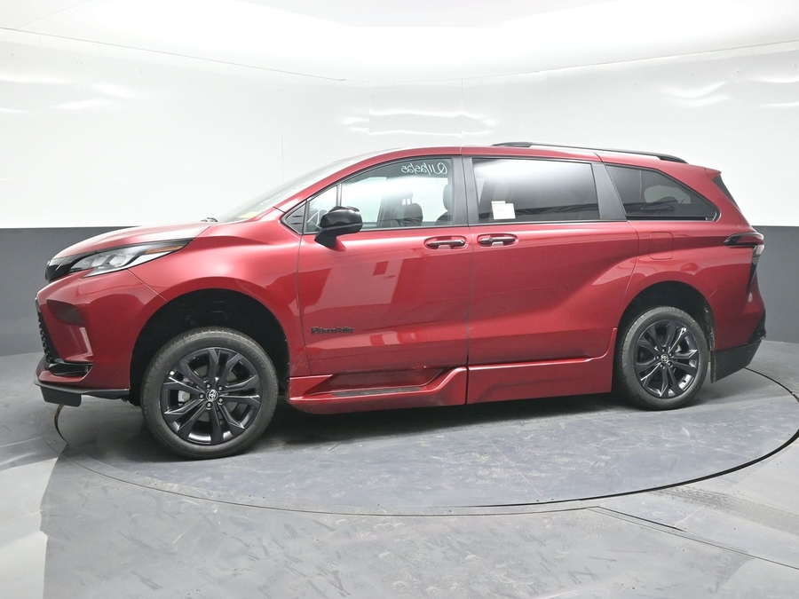 New 2025 Toyota Sienna Hybrid XSE Sport - BraunAbility Side Entry Entry Fold Out Automatic Ramp
