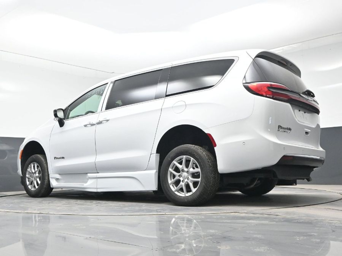 White Chrysler Pacifica image number 20
