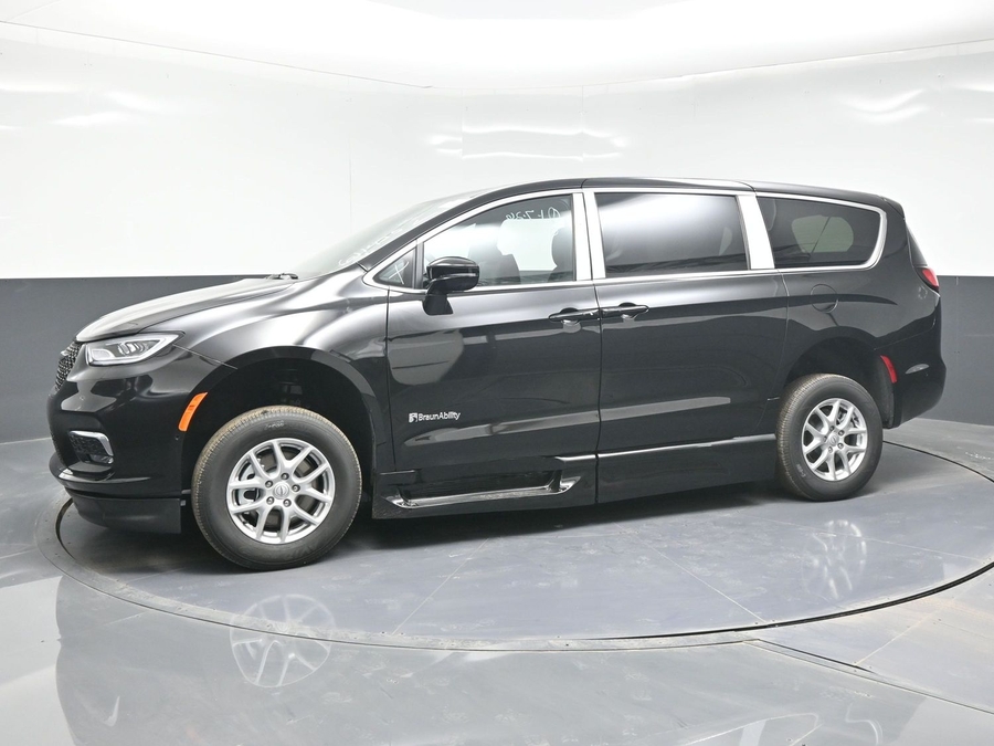 Black Chrysler Pacifica image number 2