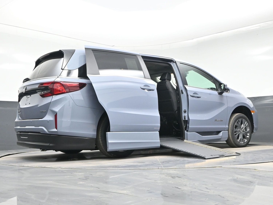 Grey Honda Odyssey image number 20
