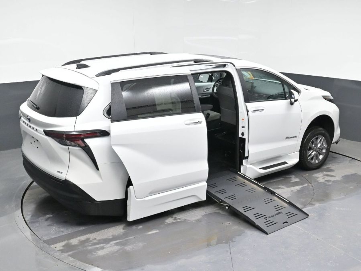 2025 TOYOTA SIENNA - Image 12