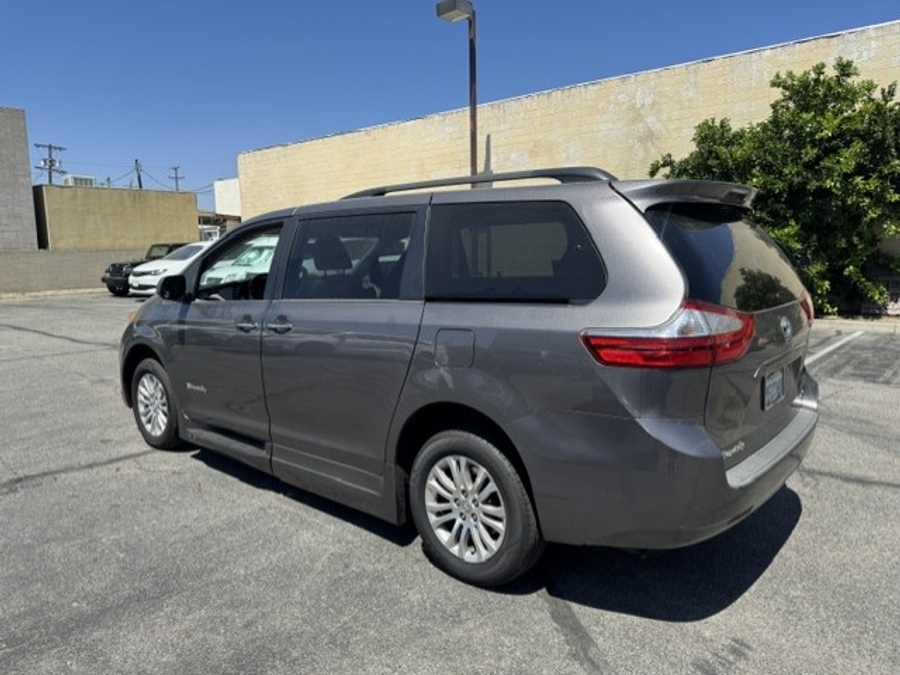 Grey Toyota Sienna image number 1