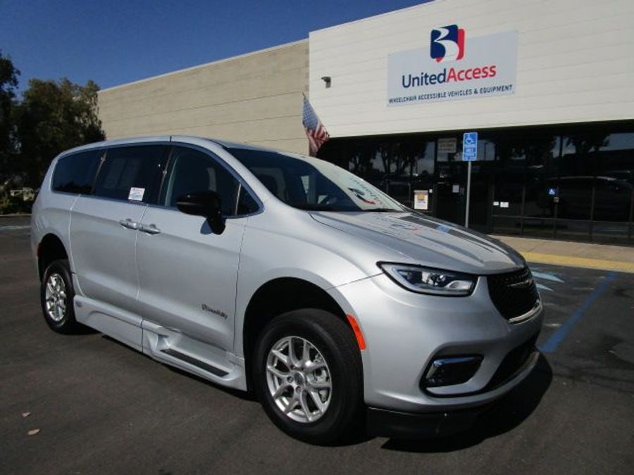 Used 2024 Chrysler Pacifica Touring L - BraunAbility Side Entry Entry Fold Out Automatic Ramp