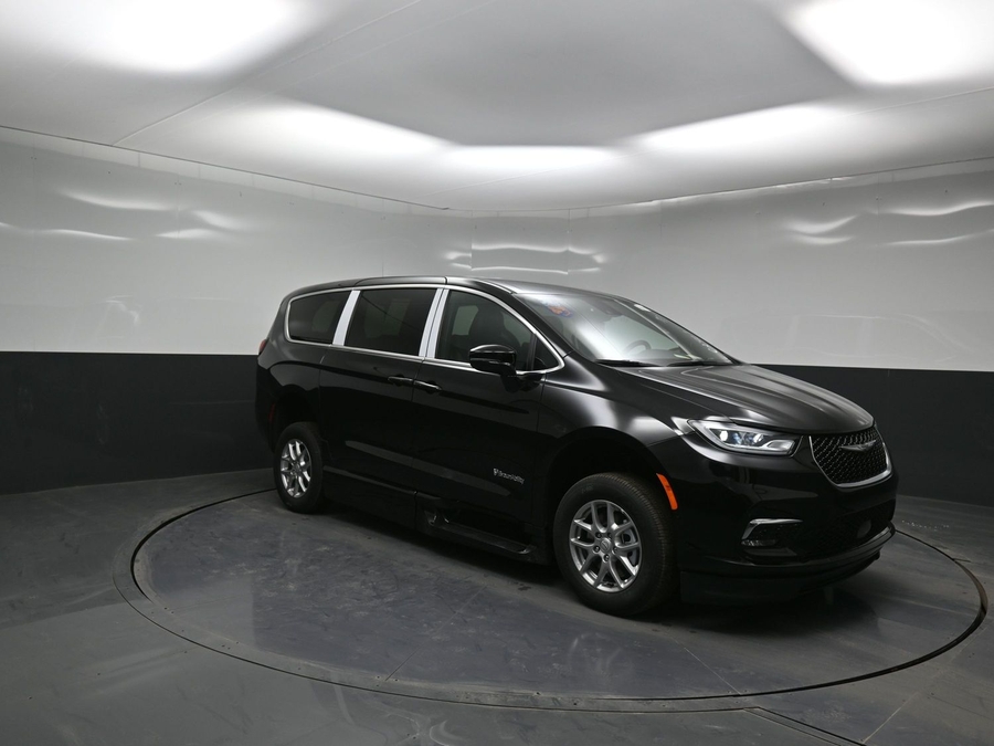 Black Chrysler Pacifica image number 17