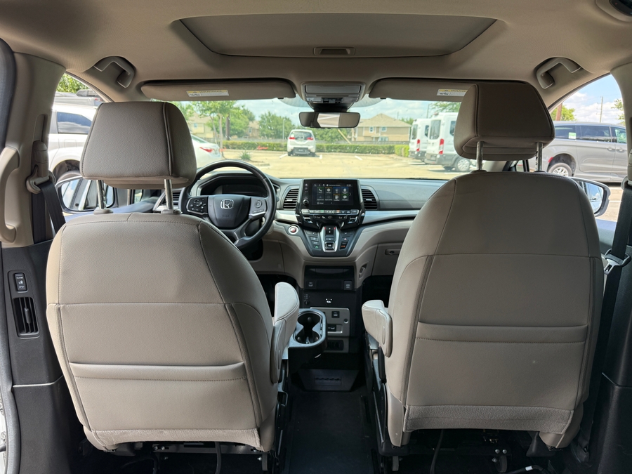 White Honda Odyssey image number 11