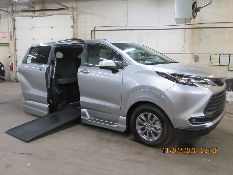 Silver Toyota Sienna image number 19