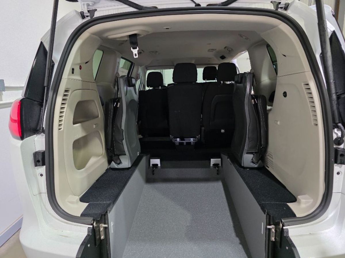 White Chrysler Voyager image number 20