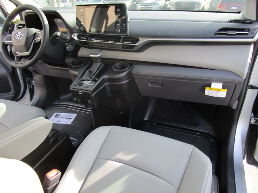 New 2025 Toyota Sienna Hybrid XLE Plus - BraunAbility Side Entry Entry Fold Out Automatic Ramp