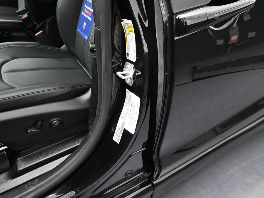 Black Chrysler Pacifica image number 20