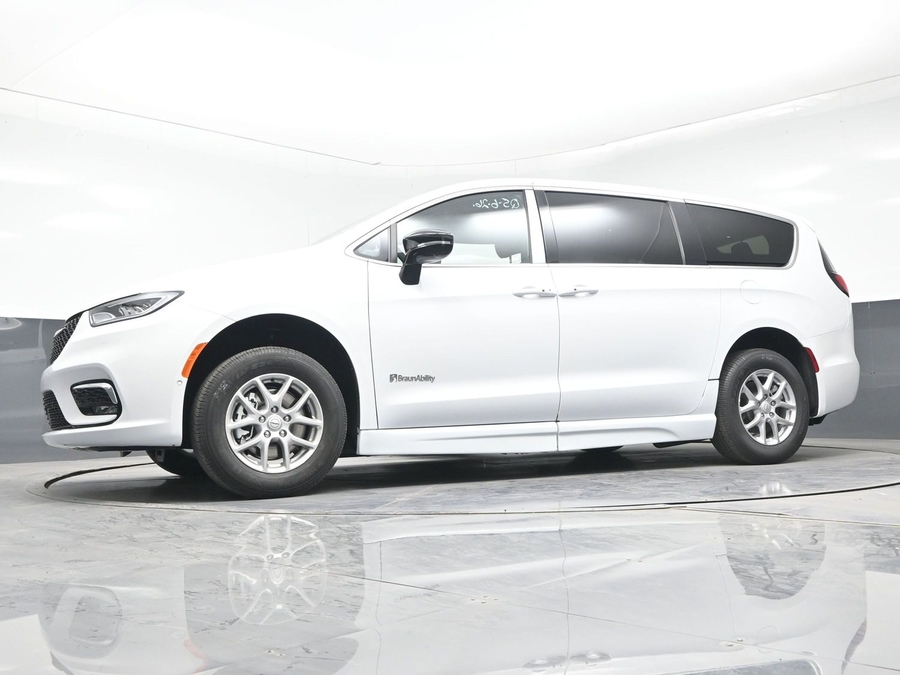 White Chrysler Pacifica image number 12