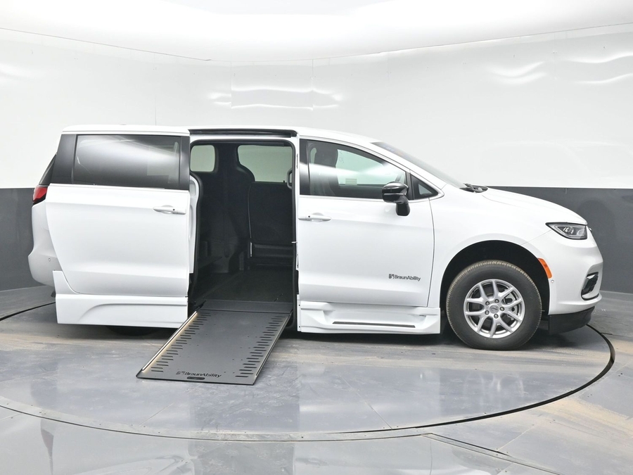 New 2025 Chrysler Pacifica Select Safety - BraunAbility Side Entry Entry In Floor Automatic Ramp