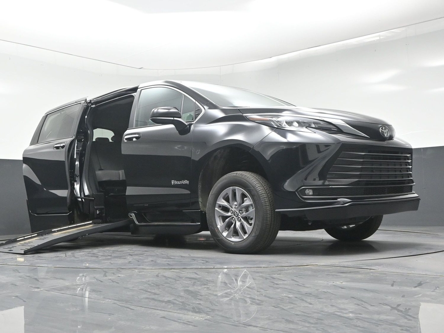 New 2026 Toyota Sienna Hybrid XLE Base - BraunAbility Side Entry Fold Out Automatic Ramp