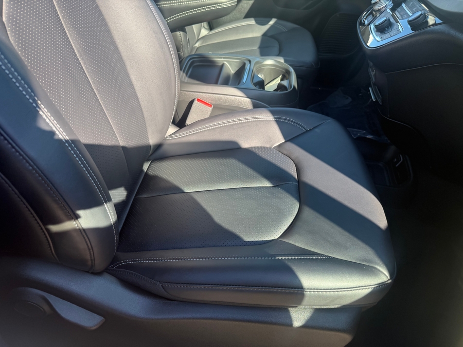 White Chrysler Pacifica image number 3
