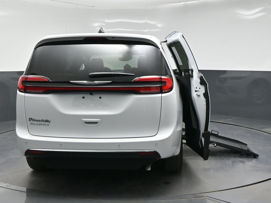 White Chrysler Pacifica image number 5