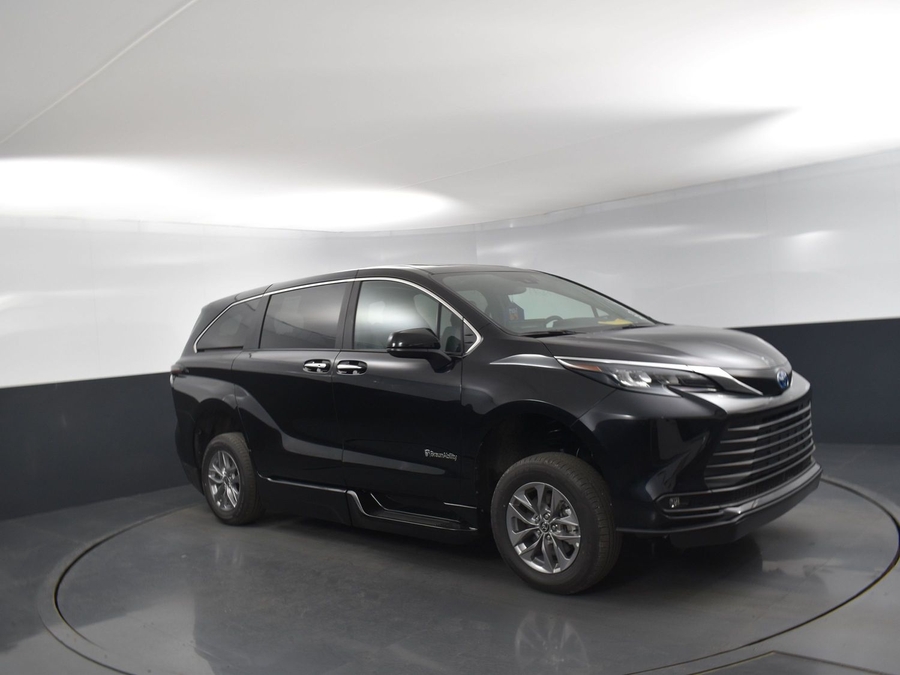 New 2025 Toyota Sienna Hybrid XLE Base - BraunAbility Side Entry Entry Fold Out Automatic Ramp